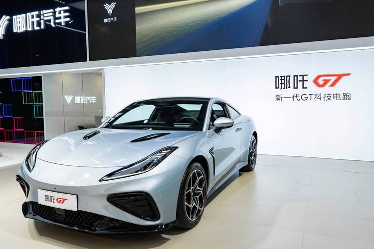 深圳88哪吒汽车在智能汽车领域的表现，领途汽车在新能源汽车市场中的影响力